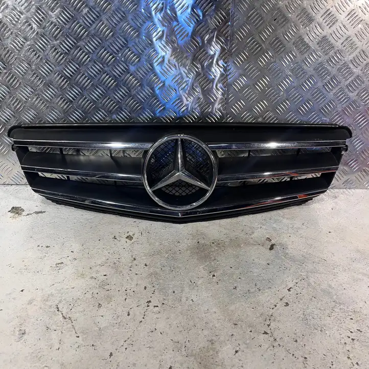Mercedes-Benz C W204 (2007 - 2014) A2078880260 Верхняя решетка радиатора — фото 1