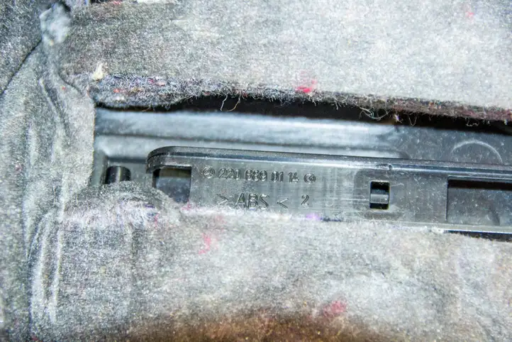 Mercedes-Benz C W203 (2000 - 2007) a2036806039 Нижняя отделка панели приборов — фото 5