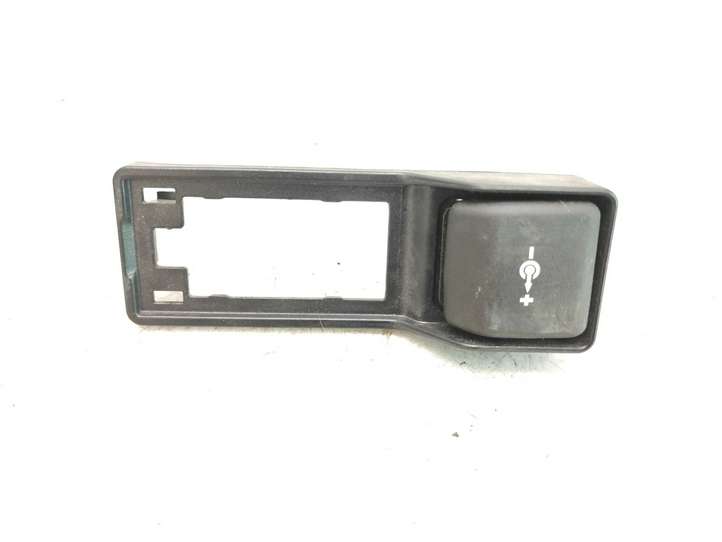 BMW 1 E81 E87 (2004 - 2011)  6949439 12 V гнездо (сзади)