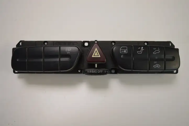 Mercedes-Benz C W203 (2000 - 2007) A2038216258 Блок кнопок на панели — фото 1