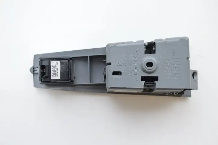 BMW 7 E65 E66 (2001 - 2008) 8379597 Кнопка стеклоподъемников — фото 4
