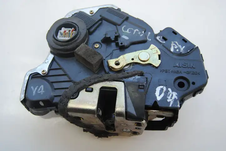 Toyota Corolla E120 E130 (2000 - 2004) Замок ручки двери — фото 1