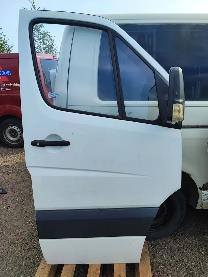 Mercedes-Benz Sprinter W906 (2006 - 2018) Дверь — фото 1