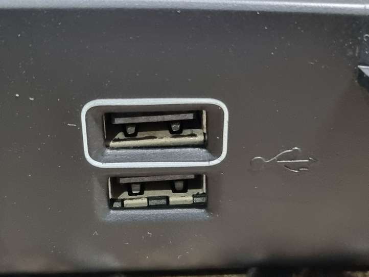 Volvo XC40 (2017 - )  31469021 12V гнездо прикуревателя (перед)