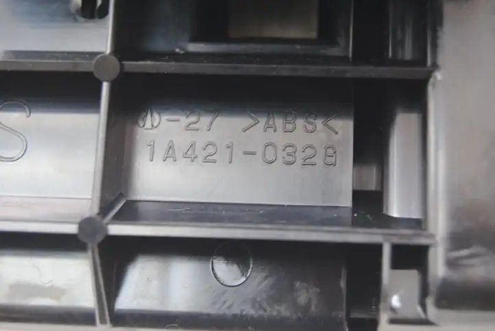 Lexus IS 220D-250-350 (2005 - 2010) 1A421032G Передняя пепельница — фото 4