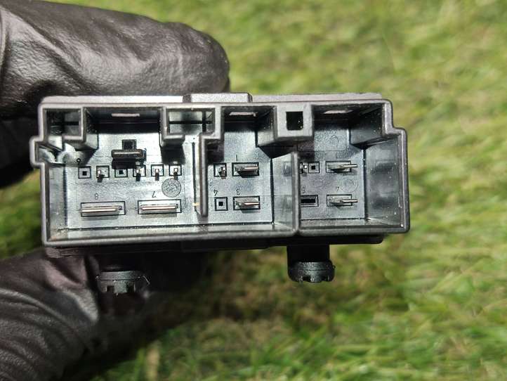 BMW 3 F30 F35 F31 (2012 - 2018)  9216468 Реле обогрева