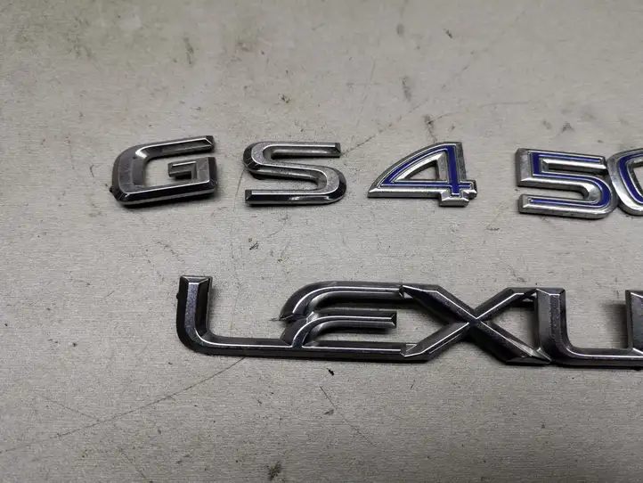 Lexus GS 300 350 430 450h (2004 - 2007) Эмблема производителя — фото 2