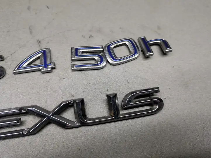 Lexus GS 300 350 430 450h (2004 - 2007) Эмблема производителя — фото 3