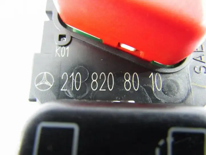 Mercedes-Benz E W210 (1995 - 2002) Включатель аварийных фонарей — фото 2