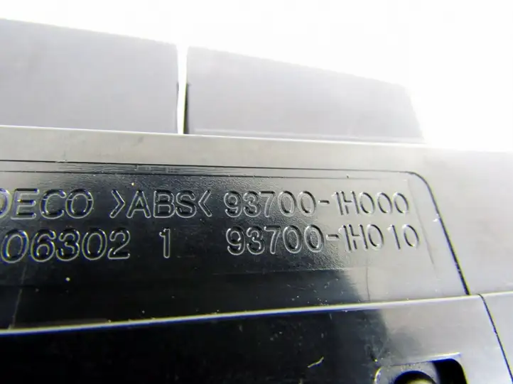 Kia Ceed (2006 - 2010) Включатель аварийных фонарей — фото 6