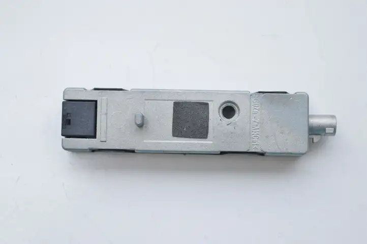 Mercedes-Benz E A207 (2010 - 2017) A2079053300 Усилитель антенны — фото 3