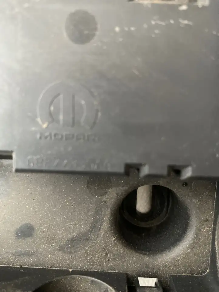 Dodge Ram (2018 - ) 682723351AA Крышка ящика предохранителей — фото 3