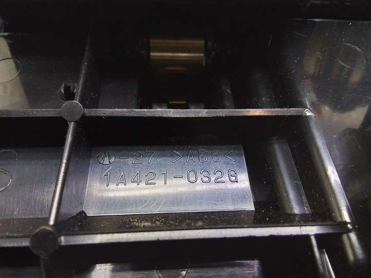 Lexus IS 220 (2005 - 2010)  1A421032G Пепельница
