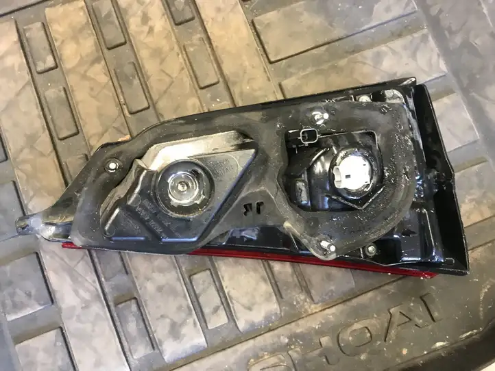Nissan Qashqai (2010 - 2013) 265504EA5B Задний фонарь в крышке багажника — фото 2