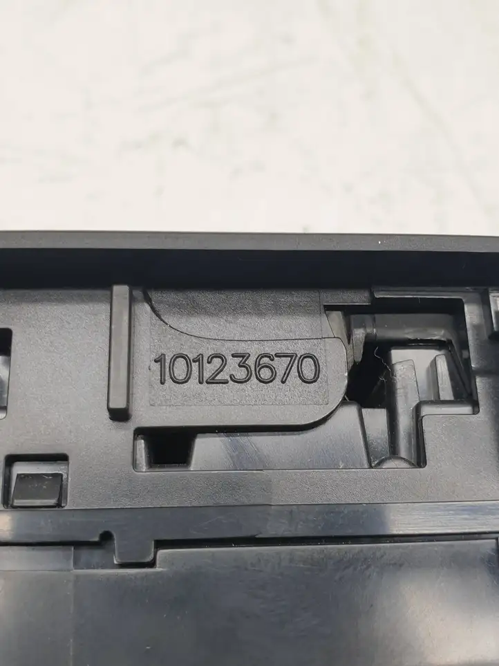 Dodge Durango (2013 - ) 10123670 Кнопка стеклоподъемников — фото 3