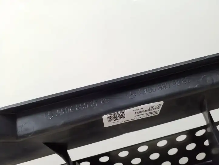 Mercedes-Benz Sprinter W906 (2006 - 2018) A9068880523 Передняя решетка — фото 2