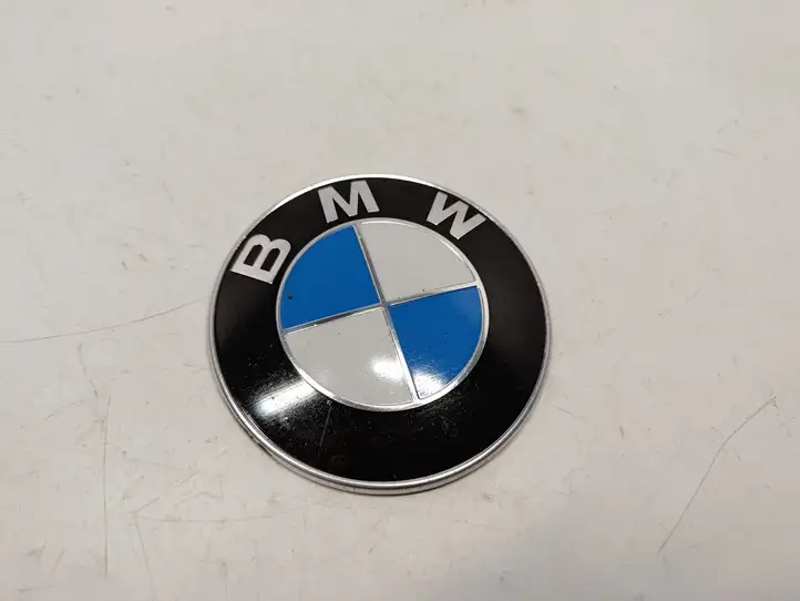 BMW 3 F30 F35 F31 (2012 - 2018) 7288752 Эмблема автомобиля — фото 1
