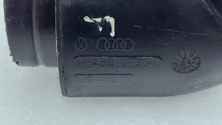 Audi A5 8T 8F (2007 - 2011) Трубка подачи воздуха — фото 2