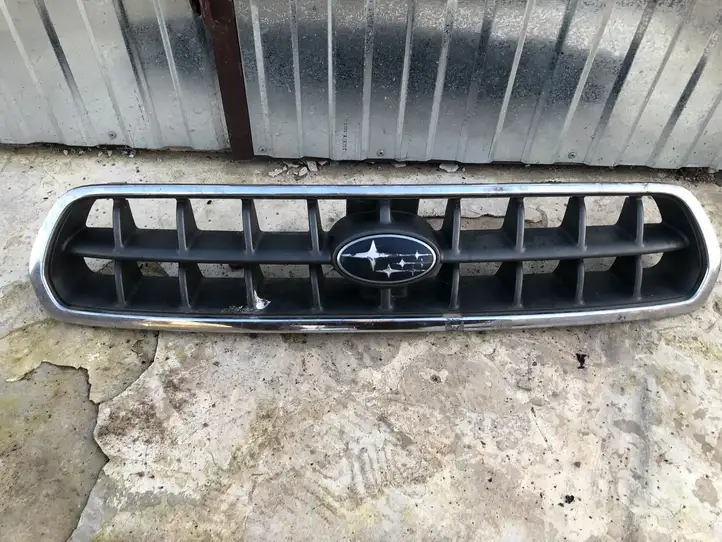 Subaru Outback (1998 - 2003) Верхняя решетка радиатора — фото 1