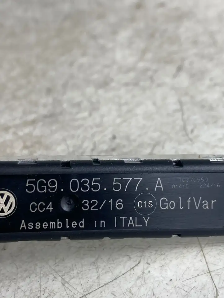 Volkswagen Golf VII (2013 - 2019) 5G9035577A Усилитель антенны — фото 4