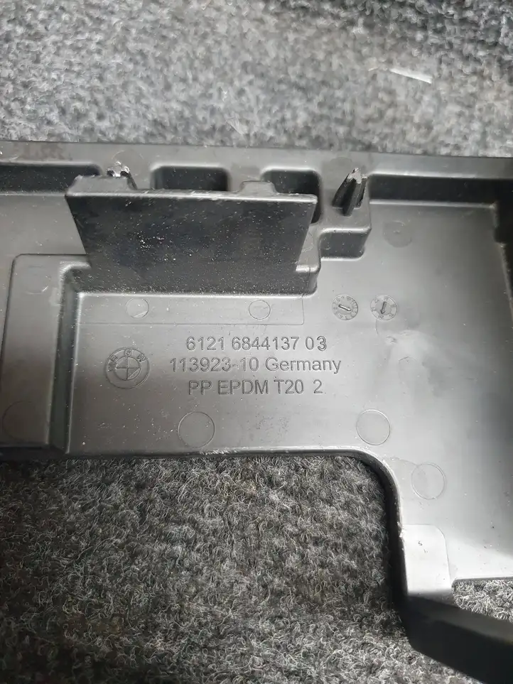 BMW 3 G20 G21 (2019 - ) 6844137 Крышка ящика аккумулятора — фото 3