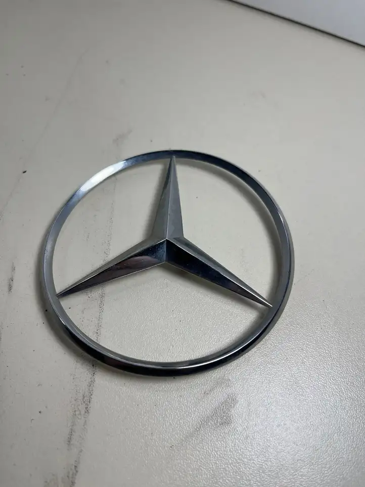 Mercedes-Benz E W211 (2002 - 2009) A2117580158 Эмблема модели — фото 1