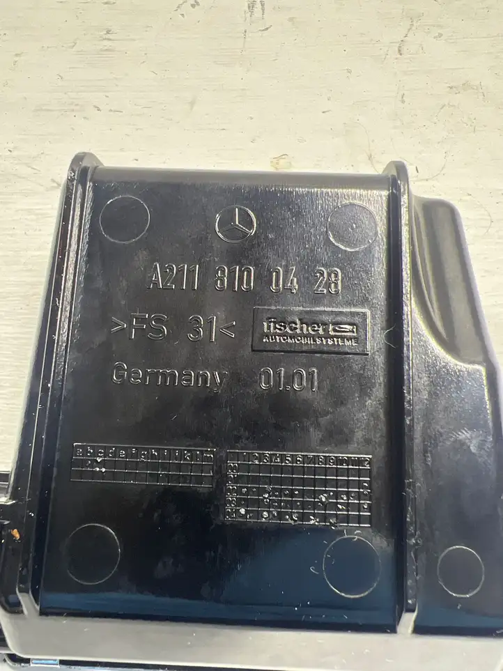 Mercedes-Benz E W211 (2002 - 2009) A2118100428 Передняя пепельница — фото 2