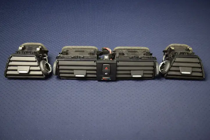 BMW (2013 - 2017) 9218549 Воздушная решетка панели — фото 1
