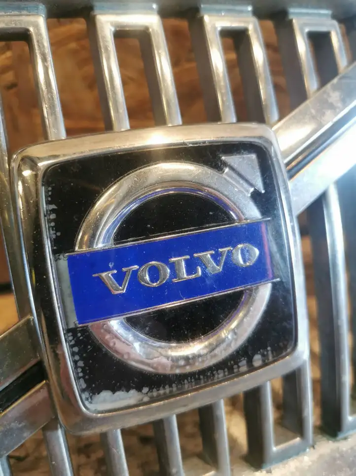 Volvo V70 (2004 - 2007) A1640 Передняя решетка — фото 2