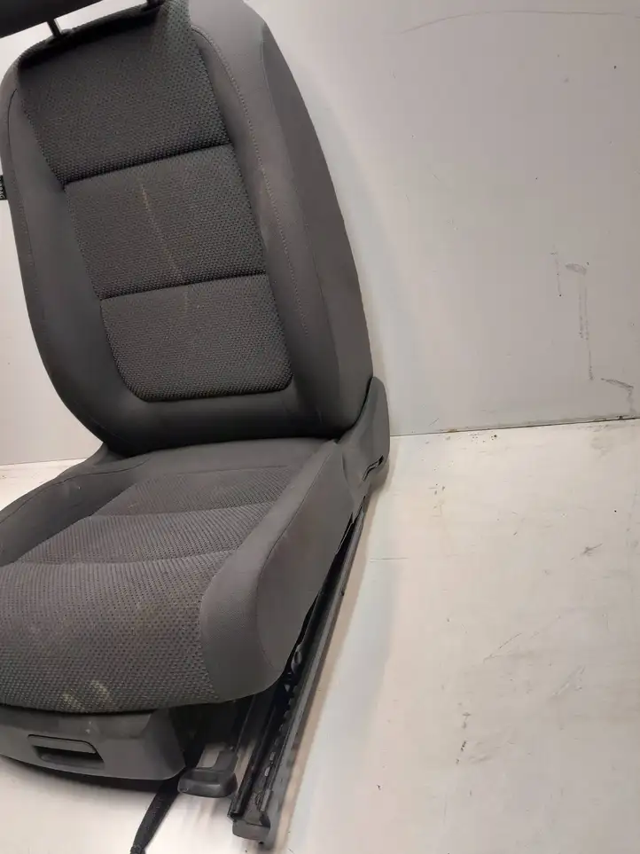 Volkswagen Golf Plus (2004 - 2008) Переднее сиденье пассажира — фото 3