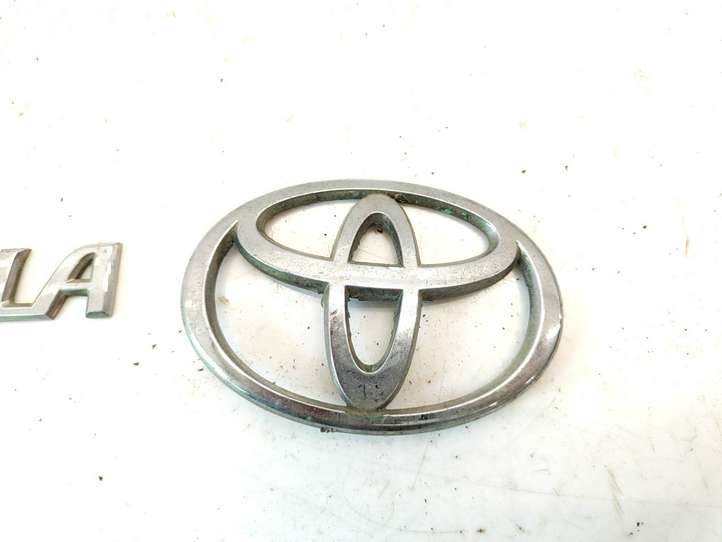 Toyota Corolla E120 E130 (2004 - 2007)  3280T010 Значок производителя / буквы модели