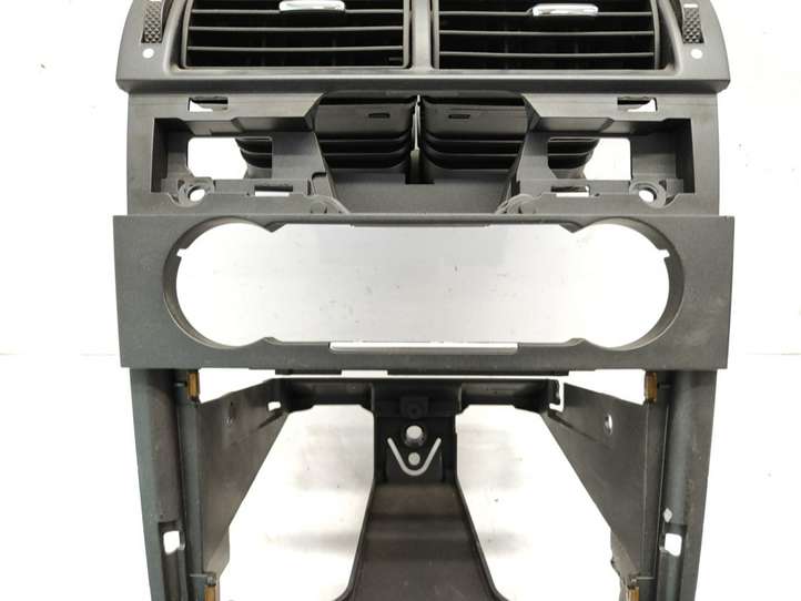 Ford Mondeo Mk III (2000 - 2007)  4S7118522ACW Центральный дефлектор