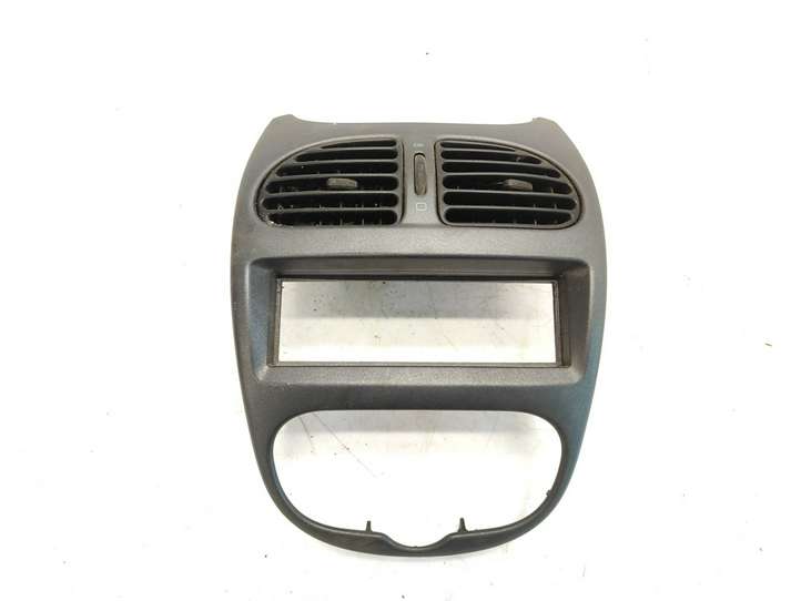 Peugeot 206 (1998 - 2012)  9640404777 Центральный дефлектор