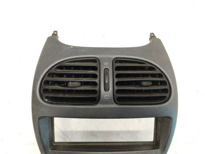 Peugeot 206 (1998 - 2012)  9640404777 Центральный дефлектор