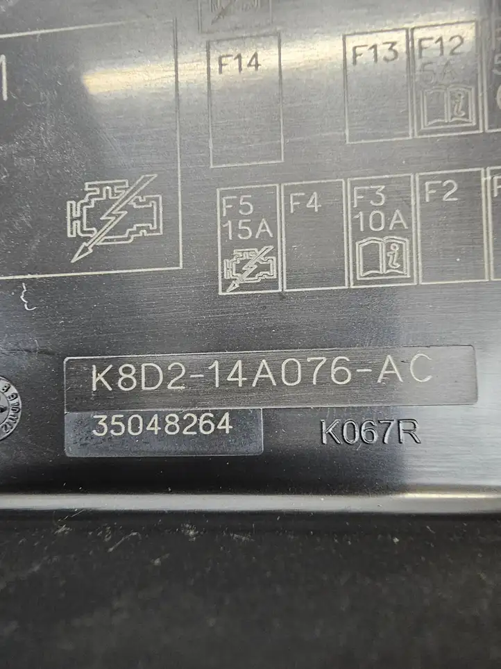 Land Rover Evoque II (2018 - ) K8D214A076AC Крышка ящика предохранителей — фото 3