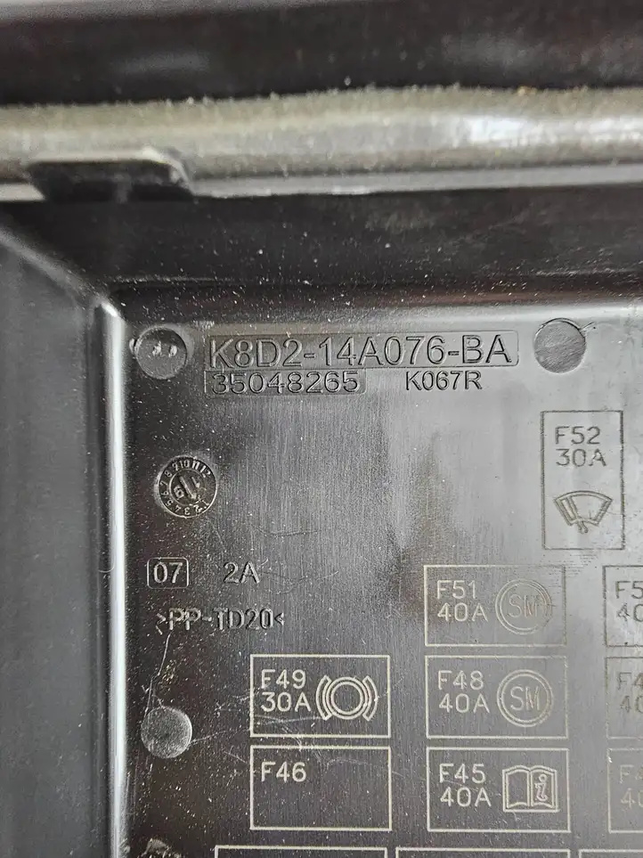 Land Rover Evoque II (2018 - ) K8D214A076BA Крышка ящика предохранителей — фото 3