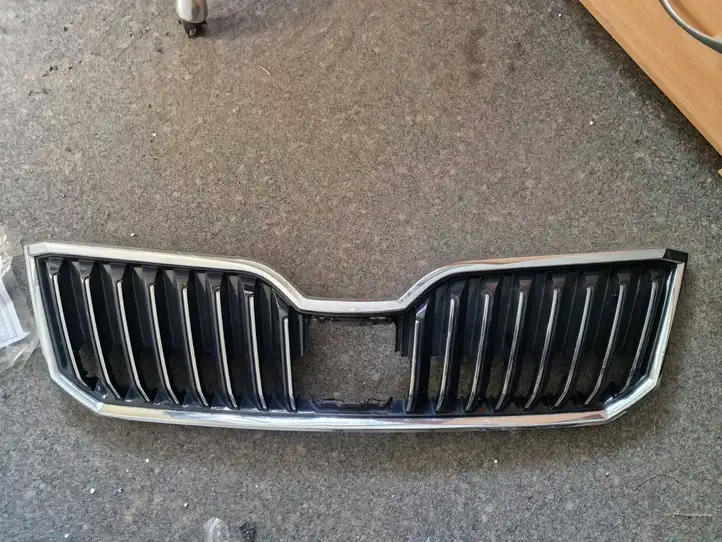 Skoda Superb B8 (3V) (2015 - 2023) 3V0853653B Верхняя решетка радиатора — фото 1