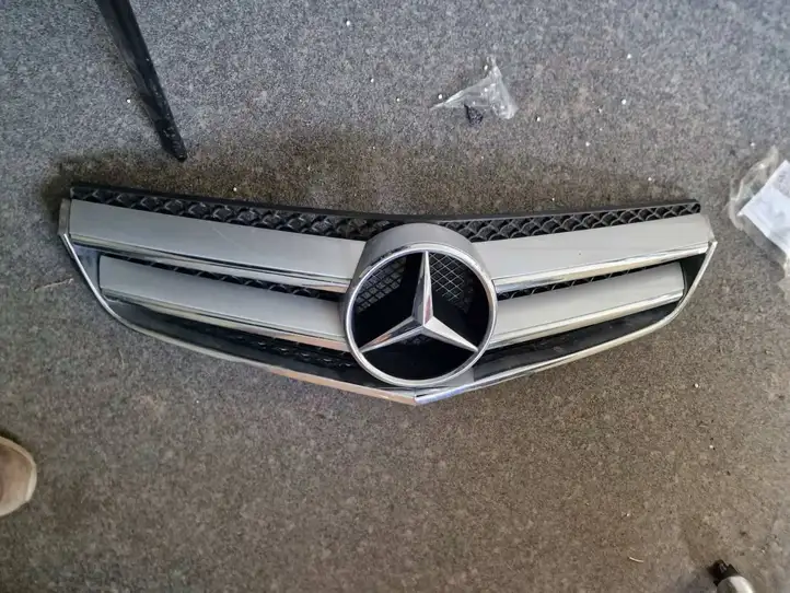 Mercedes-Benz E C207 W207 (2009 - 2017) A2078800283 Верхняя решетка радиатора — фото 1