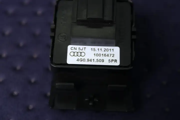Audi A6 C7 (2011 - 2014) 4G0941509 Кнопка фаркопа в багажнике — фото 4