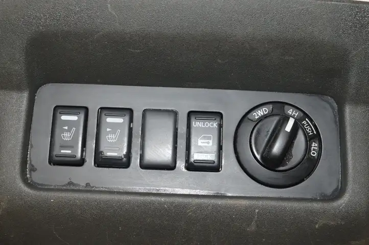 Nissan NP300 (2008 - 2015) 68246EB302 Блок кнопок на панели — фото 2