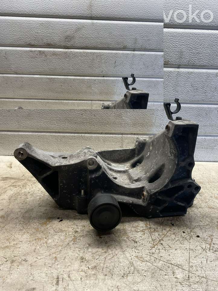 BMW 5 F10 F11 (2009 - 2016)  13992010 Кронштейн