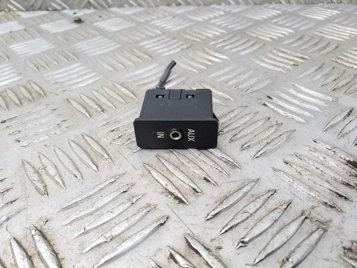 BMW 3 E90 E91 (2005 - 2012)  61316930561 Разъем AUX