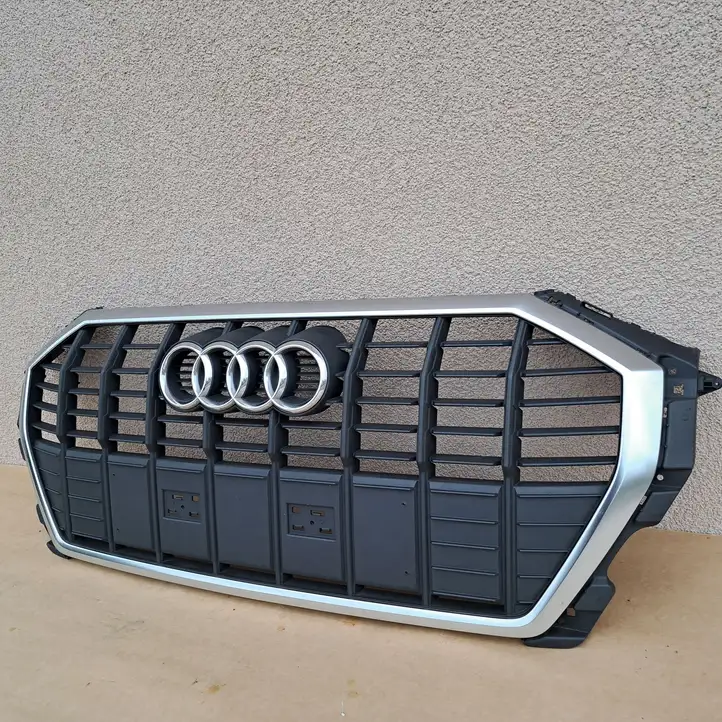 Audi Q3 F3 (2018 - ) 83A853651 Верхняя решетка радиатора — фото 1