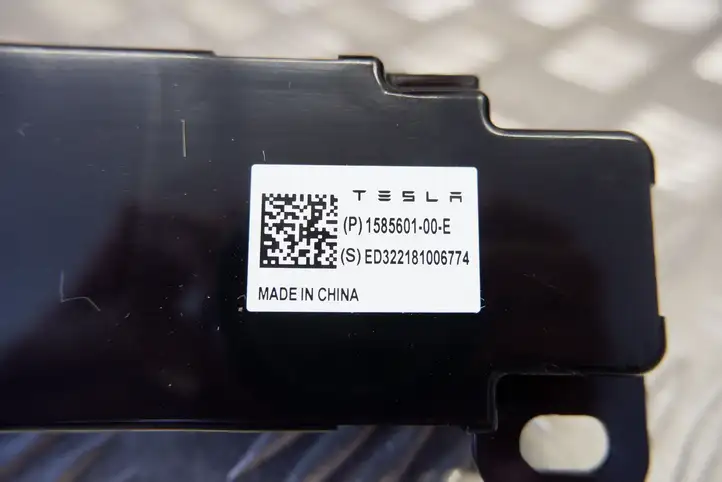 Tesla Model Y (2019 - 2024) 158560100E Усилитель антенны — фото 4