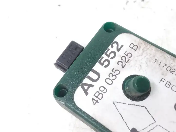Audi A6 S6 C5 4B (2001 - 2004) 4B9035225B Усилитель антенны — фото 3
