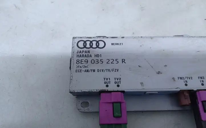 Audi A4 S4 B6 8E 8H (2000 - 2006) 8E9035225R Усилитель антенны — фото 4