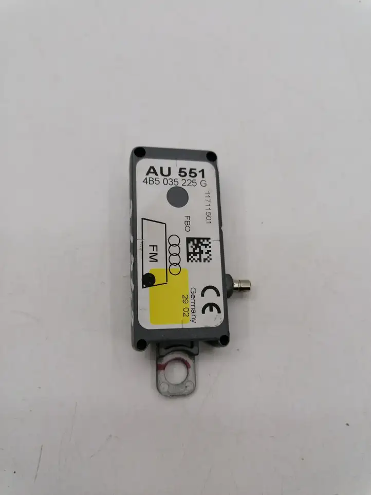Audi A6 S6 C5 4B (2001 - 2004) 4B5035225G Усилитель антенны — фото 3