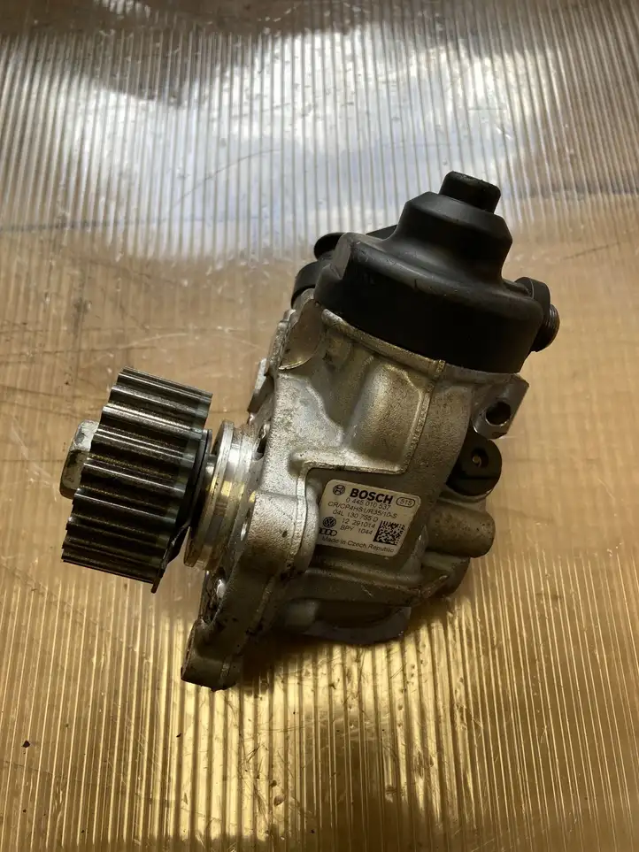 Seat Leon (5F) (2012 - 2019) 04L130755D Топливный насос — фото 1