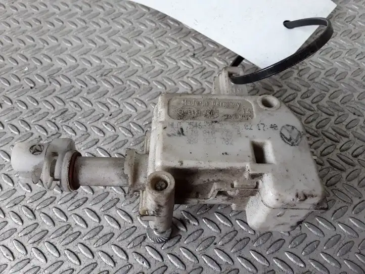 Volkswagen Bora (1998 - 2005) 3B0959782 Замок крышки топливного бака — фото 2