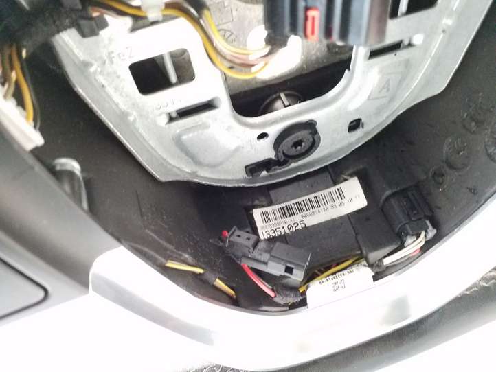 Opel Astra (2009 - 2012)  13351025 Руль